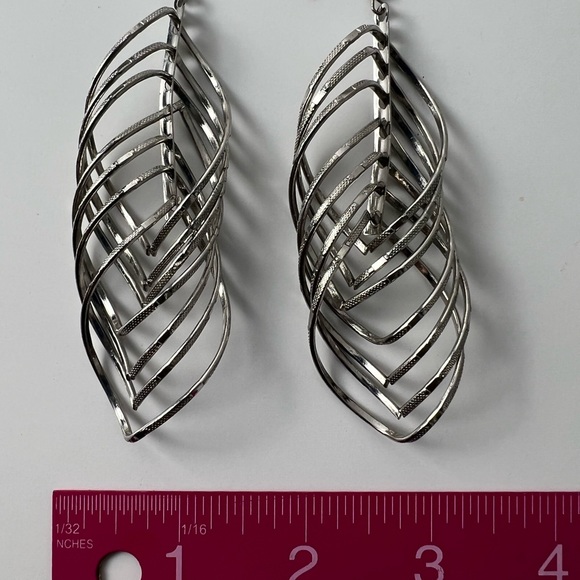 Cute Continuous Dangling Silver Tone Leaves Pierced Earrings - Picture 15 of 16